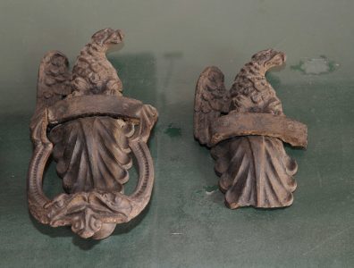 58. Due maniglie con battenti in bronzo