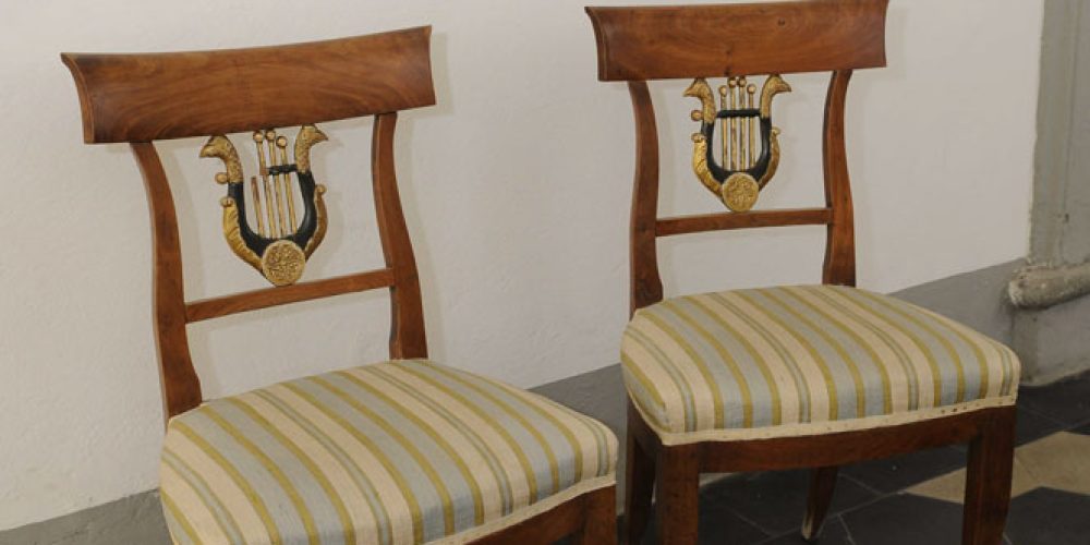 22. Due sedie stile impero