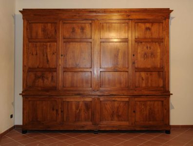 1. Grande armadio in legno