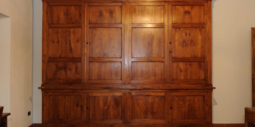 1. Grande armadio in legno