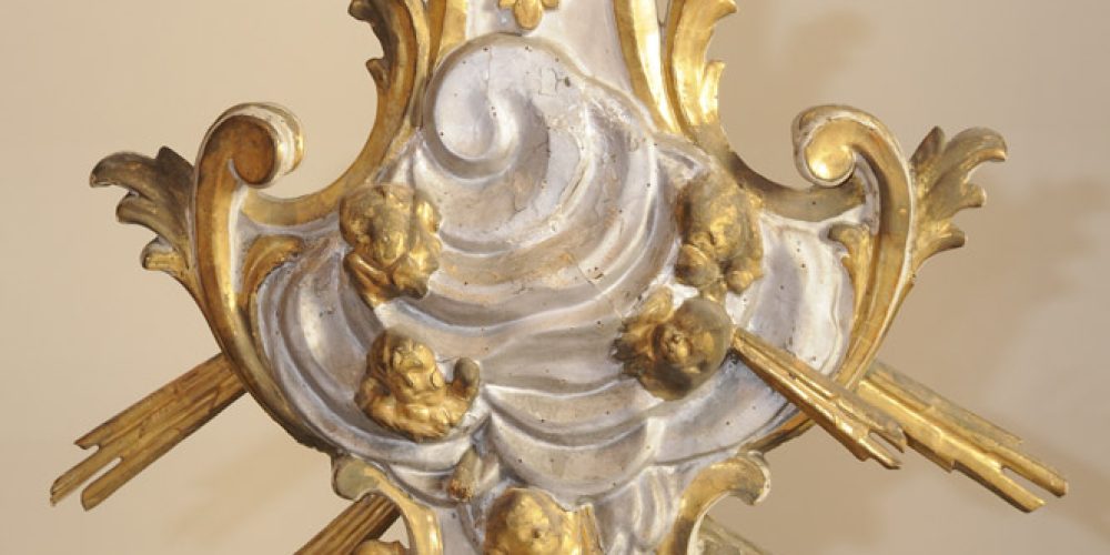 16. Supporto in legno decorato