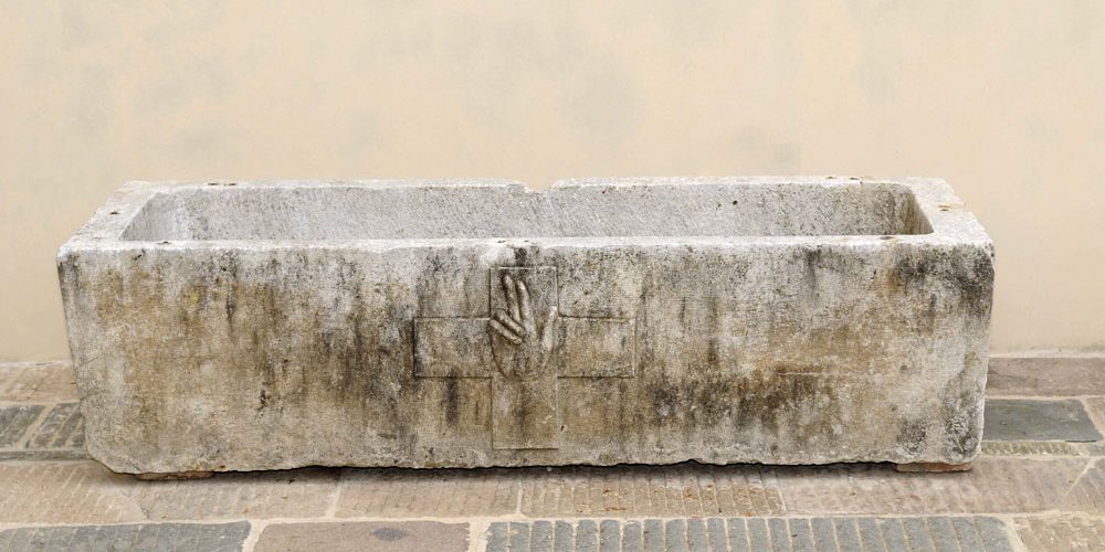 27. Sarcofago in pietra
