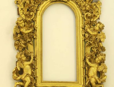32. Grande cornice in legno dorato