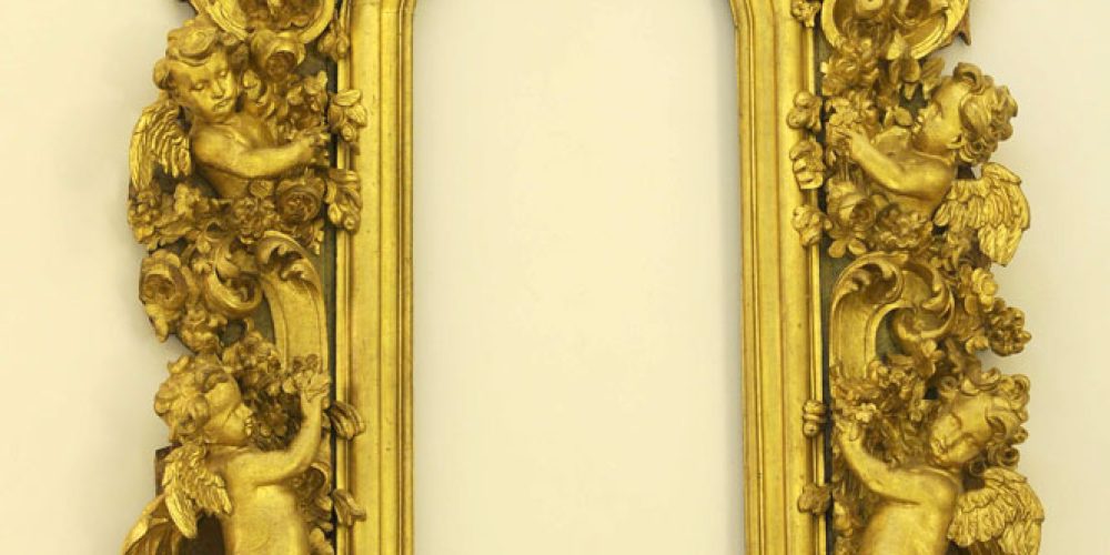 32. Grande cornice in legno dorato