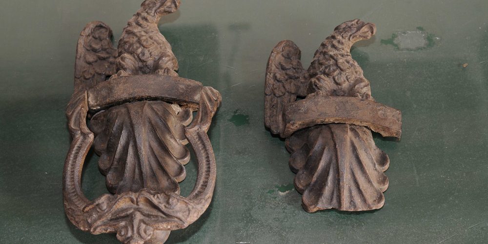 58. Due maniglie con battenti in bronzo