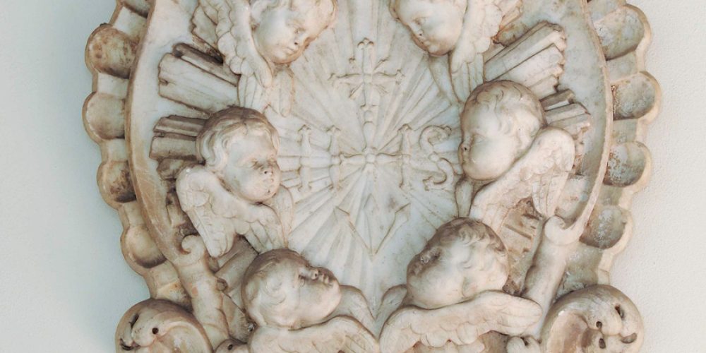 60. Stemma in marmo con monogramma di Cristo